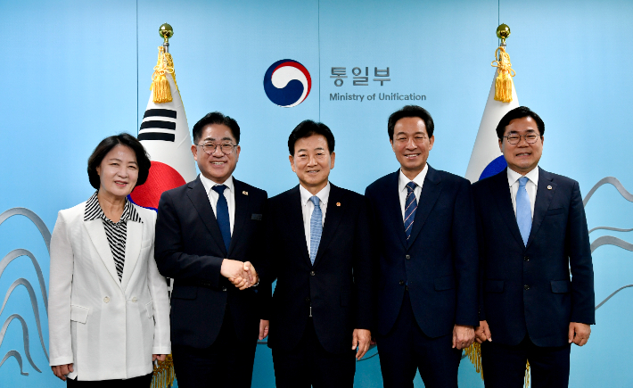 통일부 장관 주재 회의 기념사진. (오른쪽부터)박찬대 인천시장, 우상호 강원도지사, 정동영 통일부 장관, 이기형 김포시장, 추미애 경기도지사. 김포시 제공