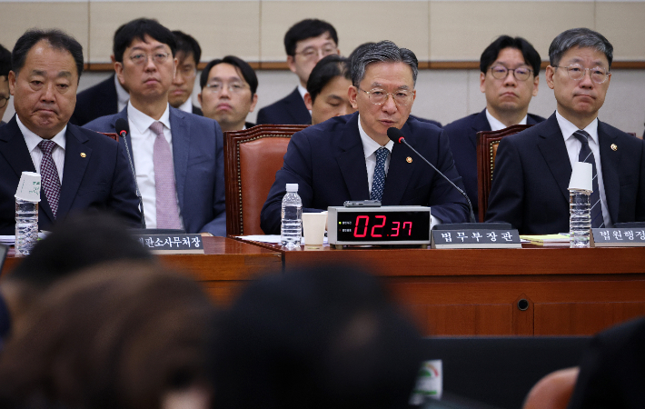 정성호 법무부 장관이 27일 국회에서 열린 법제사법위원회 전체회의에서 의원 질의에 답하고 있다. 연합뉴스