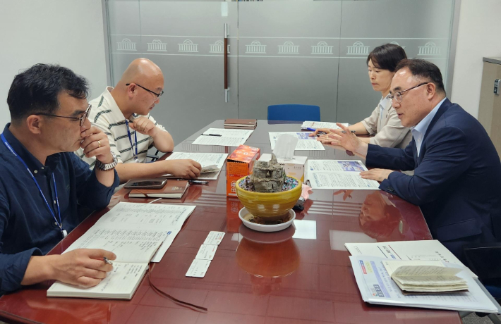 경남도 조현준 균형발전본부장(오른쪽)이 정혜경 국회의원실을 찾아 도내 주요 현안을 설명하고 있다. 경남도청 제공 