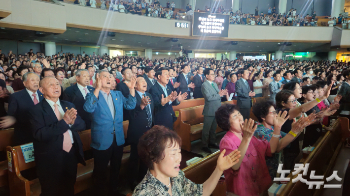 순복음실업인선교연합회(회장 이종선 장로)가 창립 50주년을 맞아 지난 25일 여의도순복음교회 대성전에서 '오드 팜 새롬콘서트'를 열었다. 고 조용기 목사가 설립한 선교연합회는 국내외 선교활동을 지원하고, 직장선교회를 통해 일터 복음화에도 앞장서오고 있다. 송주열 기자