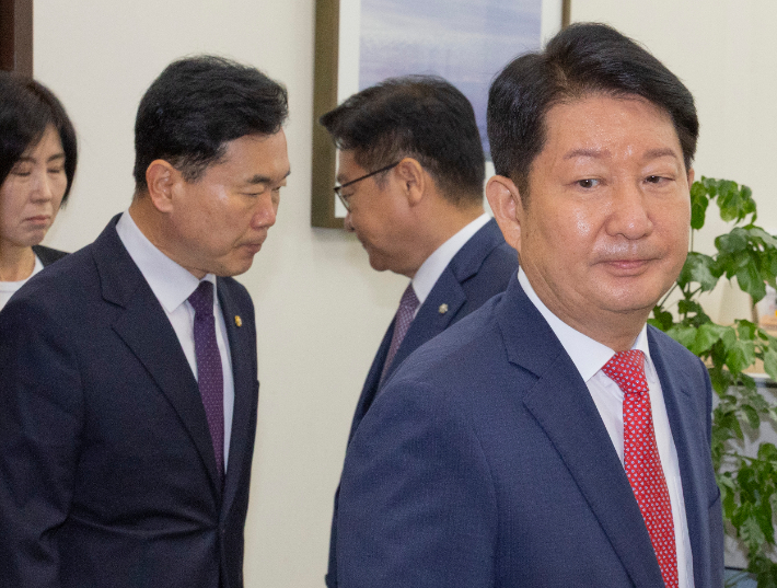 22대 하반기 국회 상임위원회 배정 기준에 불만을 제기하는 과정에서 국민의힘 정점식 원내대표의 멱살을 잡았던 권영진 의원이 27일 국회 내 원내대표실을 방문해 사과한 뒤 사무실을 빠져 나오고 있다. 권 의원 뒤에 배웅을 마친 정 원내대표가 사무실로 다시 들어가고 있다. 연합뉴스