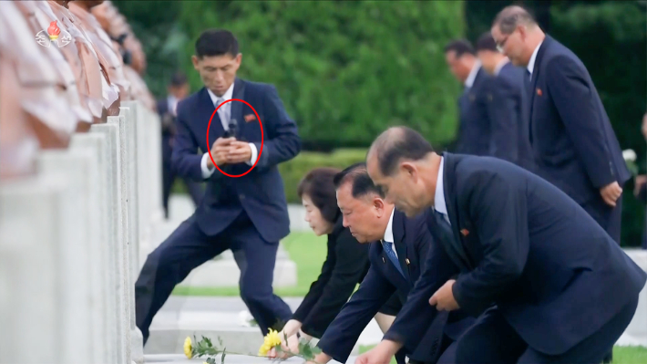 최선희 북한 외무상과 동행한 간부들이 헌화하는 가운데 촬영진이 '오즈모 포켓'으로 헌화 장면을 촬영하고 있다. 연합뉴스