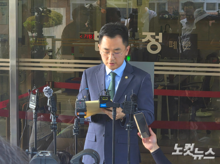 27일 여고생 살해범 장윤기의 3차 공판을 마치고 브리핑을 갖는 유족 측 법률대리인인 김문석 변호사. 정유철 기자 