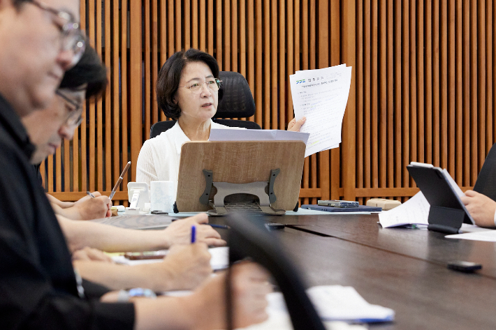 지난 20일 경기도청 집무실에서 추미애 경기지사가 제2차 경기미래투자공사 TF 전략회의를 하는 모습. 경기도 제공