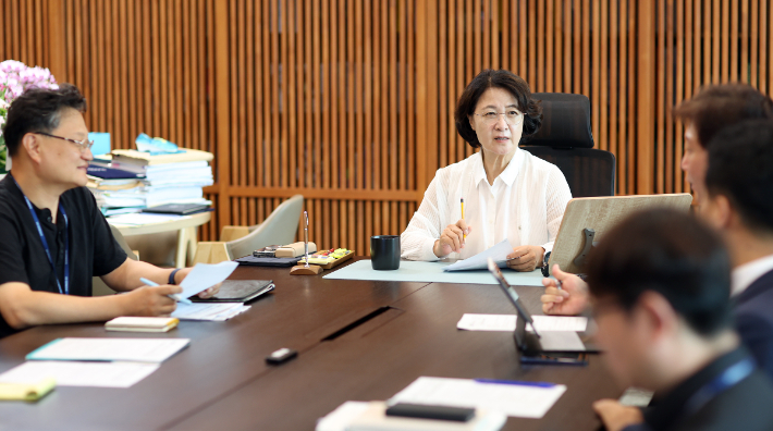 지난 23일 경기도청 집무실에서 추미애 경기지사가 관계자들과 제3차 경기미래투자공사 TF 전략회의를 하는 모습. 경기도 제공