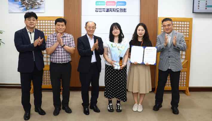 강원특별자치도의회가 한국인터넷전문가협회가 주최한 '소셜아이어워드 2026(Social i-AWARD 2026)'에서 광역자치단체 인스타그램 부문 대상을 수상했다. 강원도의회 제공