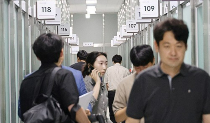 경찰이 최 전 의원 사무실을 압수수색 하는 모습. 연합뉴스