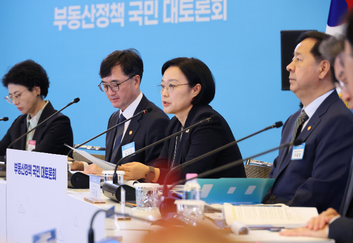 한성숙 국무총리가 27일 서울 중구 대한상공회의소 국제회의장에서 열린 부동산정책 국민 대토론회에 참석, 발언하고 있다. 연합뉴스