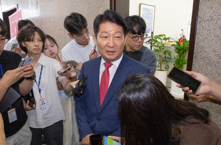 22대 하반기 국회 상임위원회 배정 기준에 불만을 제기하는 과정에서 국민의힘 정점식 원내대표의 멱살을 잡았던 권영진 의원이 27일 국회 내 원내대표실을 방문해 사과한 뒤 취재진과 인터뷰 하고 있다. 연합뉴스