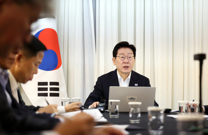 이재명 대통령, 브라질에서 대수보 주재. 브라질을 국빈 방문 중인 이재명 대통령이 26일(현지시간) 브라질리아 한 호텔에서 화상 수석보좌관회의를 주재하고 있다. 연합뉴스