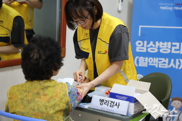 포항의료돌봄지원단(안상구 단장)은 지난 27일 죽장면 매현2리 마을회관에서 '찾아가는-의료돌봄서비스' 활동을 펼쳤다. 씨젠의료재단(김헌영 지점장)후원으로 임상병리 검사중인 봉사자. 김일현 기자