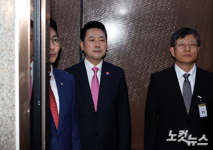 국민의힘 장동혁 대표가 27일 경기 과천 중앙선거관리위원회에서 열린 6·3지방선거 선거 소청 사건들에 대한 첫 심리에 출석하고 있다. 과천=황진환 기자