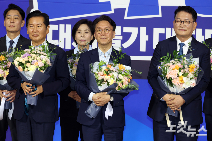 23일 서울 여의도 국회 의원회관에서 열린 더불어민주당 당대표·최고위원 선출을 위한 예비경선을 통과해 본경선에 진출한 김민석·정청래·송영길 당대표 후보. 윤창원 기자