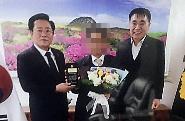 2020년 12월 의정대상 수상 모습. 왼쪽부터 좌남수 전 도의장, A씨, 양영식 의원. 독자 제공