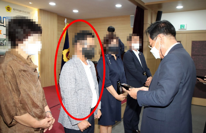 도의회 의정자문위원 활동 당시 감사패를 받는 A씨. 독자 제공