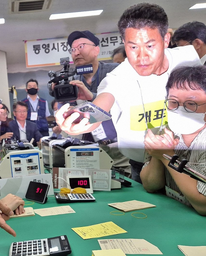  개표참관인 자격으로 참여한 전한길씨. 연합뉴스 