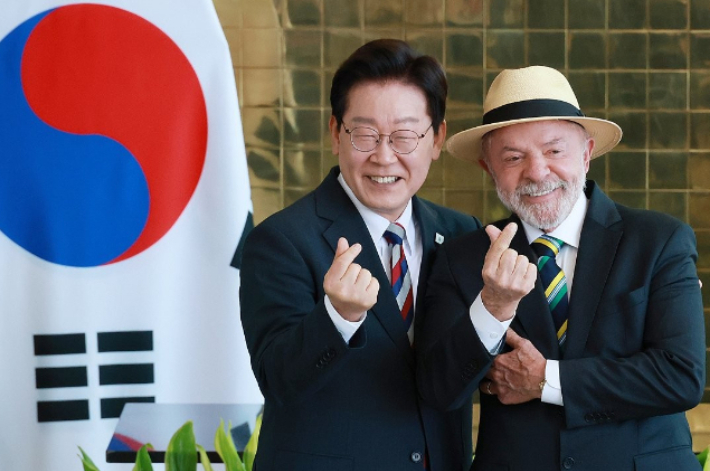 이재명 대통령과 루이스 이나시우 룰라 다시우바 브라질 대통령이 27일(현지시간) 브라질리아 대통령관저에서 공동언론발표를 마친 뒤 취재진을 향해 손가락 하트를 만들어보이고 있다. 연합뉴스
