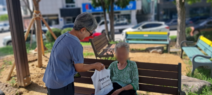 '매일 문 두드리고 살핍니다!' 강릉시, 폭염 취약계층 밀착돌봄. 강릉시 제공