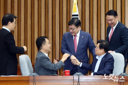 의원들과 인사하는 정점식 원내대표