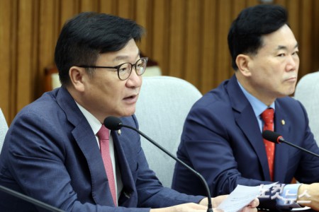 발언하는 정점식 원내대표