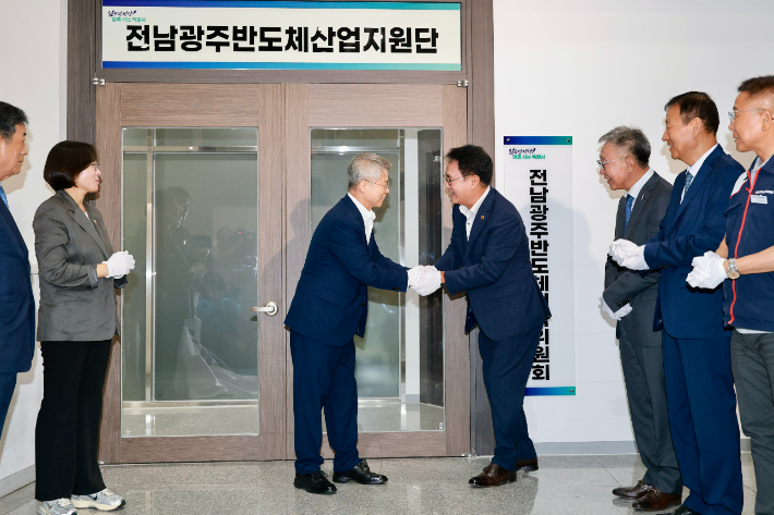 7월 9일 민형배 시장(왼쪽)과 송형곤 통합특별시의회 의장이 반도체 현판식에서 악수하고 있다. 통합특별시의회 제공