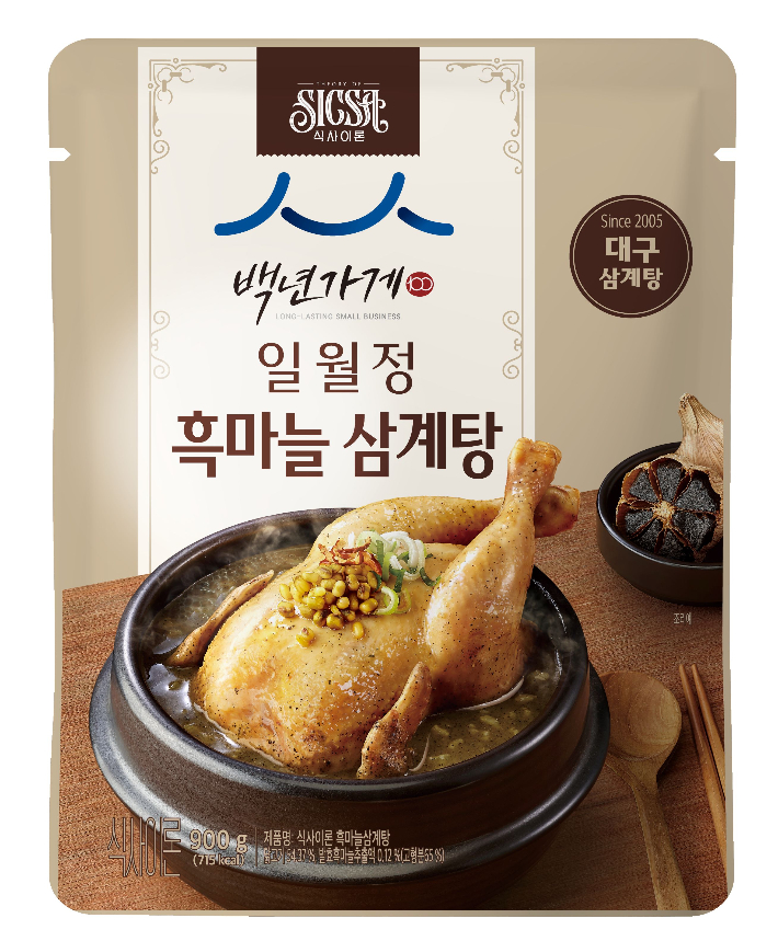 롯데웰푸드는 간편식 브랜드 '식사이론'이 대구 백년가게 '일월정'과 협업한 '일월정 흑마늘 삼계탕'을 출시했다. 롯데웰푸드 제공