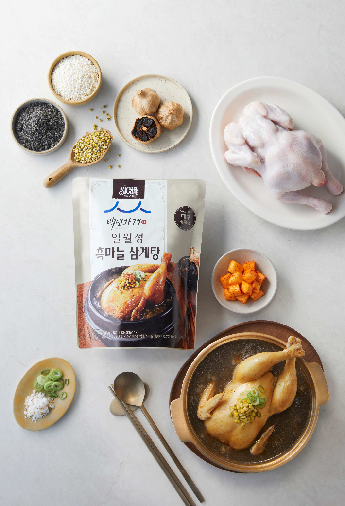 롯데웰푸드는 간편식 브랜드 '식사이론'이 대구 백년가게 '일월정'과 협업한 '일월정 흑마늘 삼계탕'을 출시했다. 롯데웰푸드 제공