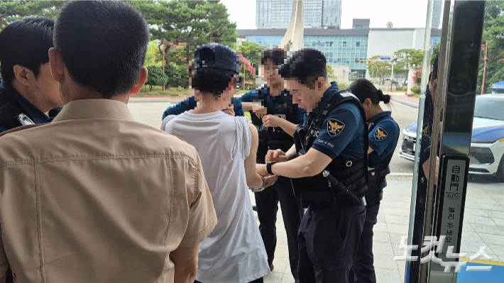경찰이 전북경찰청에 자수하러 온 A씨를 체포하는 모습. 심동훈 기자