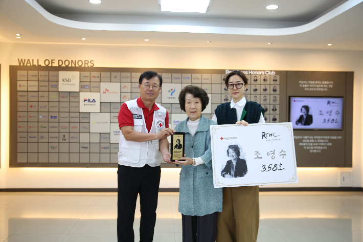 조영수 한세예스24문화재단 명예이사장(가운데)이 대한적십자사에 1억 원을 기부하며 고액기부자 모임 '레드크로스 아너스클럽'에 가입했다. (왼쪽부터) 대한적십자사 서울특별지사 권영규 회장, 조영수 한세예스24문화재단 명예이사장, 백수미 한세예스24문화재단 이사장. 한세예스24문화재단 제공