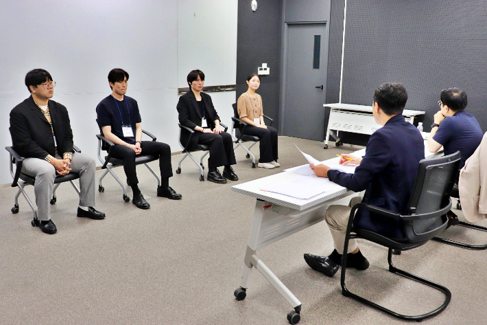 광주신세계 대학생 현장실습 교육에 참여한 대학생들이 모의면접에 참여하고 있다. 광주신세계 제공