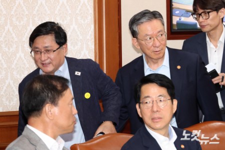 정성호 장관 손 잡아끄는 김성환 장관