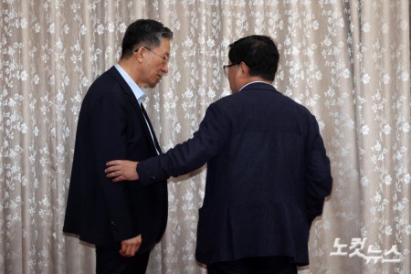 대화하는 정성호 장관과 김성환 장관