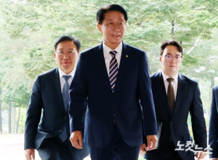 조정식 국회의장이 28일 서울 여의도 국회 사랑재에서 열린 취임 첫 기자간담회에 입장하고 있다.