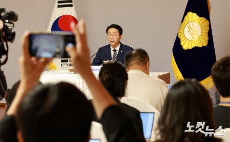 조정식 국회의장이 28일 서울 여의도 국회 사랑재에서 열린 취임 첫 기자간담회에서 인사말을 하고 있다.