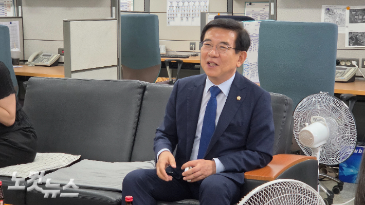 정일영 국회의원이 28일 인천시청 기자실을 방문했다. 박창주 기자