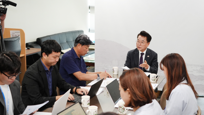 육동한 춘천시장은 28일 춘천시청에서 기자회견을 열고 "국비사업 추진과 별도로 자체예산을 우선 투입해 사고 위험이 높은 구간부터 보수·보강에 착수한다"고 전했다. 춘천시청 제공