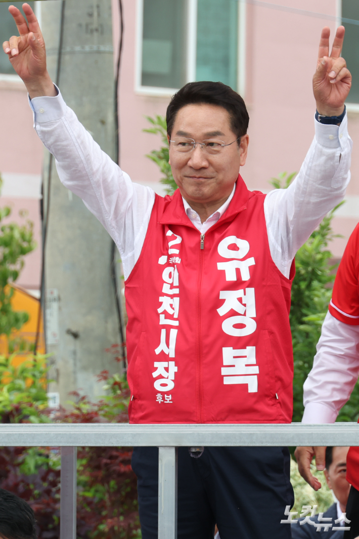 국민의힘 유정복 인천시장 후보가 27일 인천시 강화군 강화풍물시장 집중유세에서 지지를 호소하고 있다. 윤창원 기자