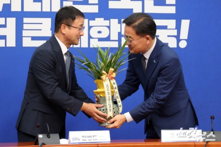 더불어민주당 한병도 당대표 직무대행 겸 원내대표가 28일 서울 여의도 국회에서 취임 인사차 방문한 조국혁신당 신장식 대표에게 축하 난을 전달하고 있다.