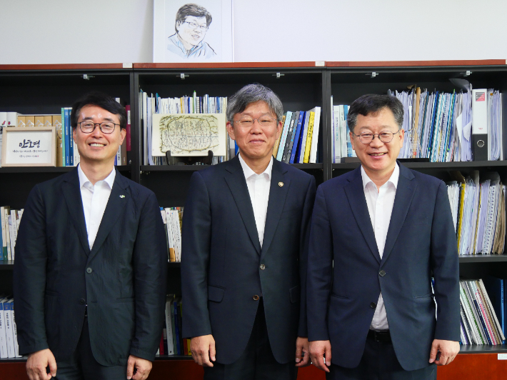 28일 민주당 안호영 국회의원실에서 강오순 LH 지역균형본부장과 김이탁 국토교통부 제1차관, 안호영 의원(왼쪽부터)이 기념촬영을 하고 있다. 안호영 의원실 제공
