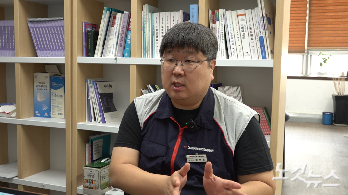 황 노무사는 체류 자격이 불안정한 외국인 노동자들의 권리 보장이 중요하다고 말했다. 김현주 PD