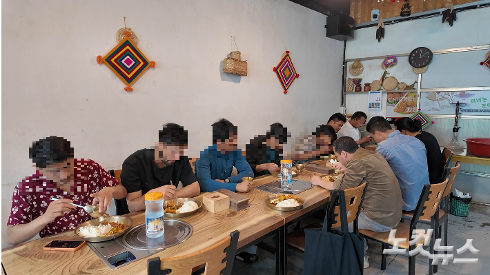 전주의 한 이주노동자 쉼터에서 식사를 하고 있는 네팔 이주노동자들. 기사와 직접적인 관계 없음. 김현주PD 