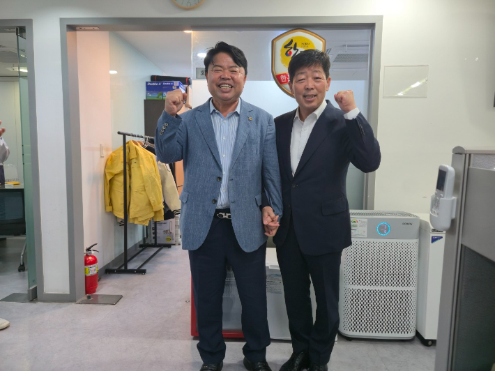 왼쪽부터 이기홍 대한한돈협회장, 박정주 홍성군수. 홍성군 제공