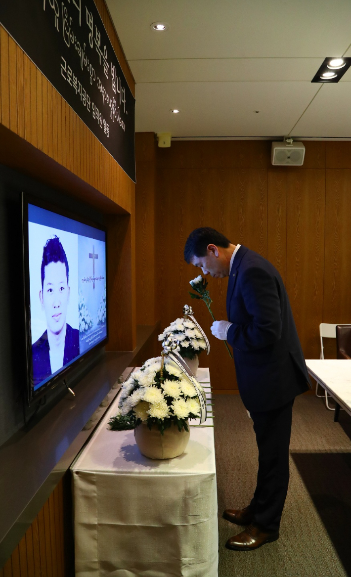 근로복지공단 박종길 이사장이 28일 인천국제공항 내에 마련한 추모공간에서 산업재해로 숨진 미얀마 국적 노동자 故 아웅민우 씨를 추모하며 헌화하고 있다. 근로복지공단 제공