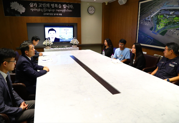 근로복지공단 박종길 이사장이 28일 인천국제공항 내에 마련된 추모공간에서 헌화 뒤 故 아웅민우 씨의 유가족에게 위로의 말을 전하고 있다. 근로복지공단 제공
