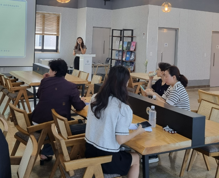 28일 순천진로진학상담센터에서 고3 학부모를 대상으로 한 '진로진학 브런치 카페'가 운영되고 있다. 전남광주통합특별시교육청 제공