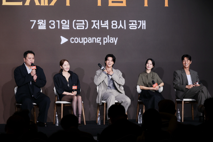 이창희 감독(왼쪽)이 질문에 답하고 있다. 연합뉴스