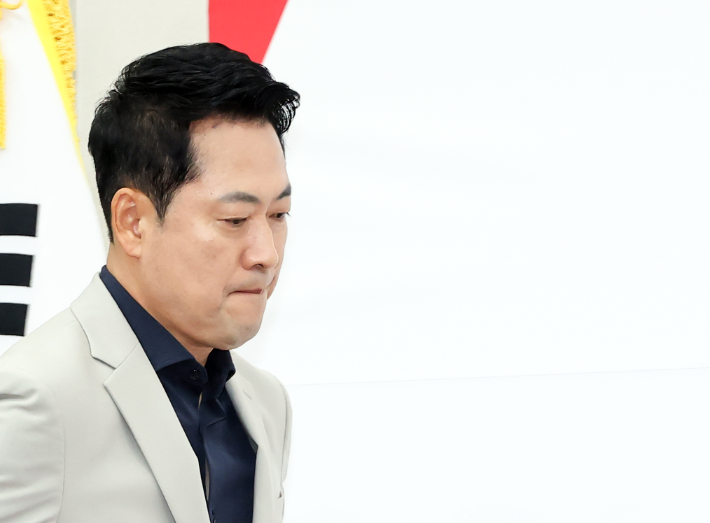 국민의힘 장동혁 대표가 28일 국회에서 열린 '선출직 공직자 평가혁신 TF 임명장 수여식 및 1차 회의'에 입장하고 있다. 연합뉴스