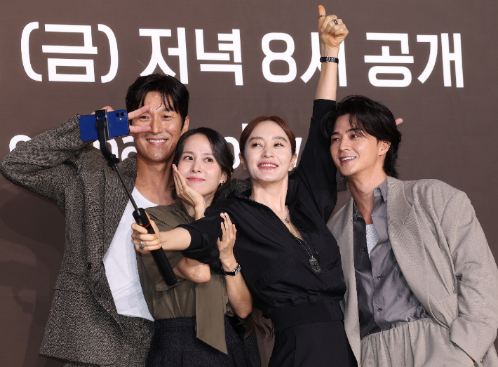 28일 서울 중구 앰배서더 서울 풀만호텔에서 열린 쿠팡플레이 시리즈 '지금 불륜이 문제가 아닙니다' 제작발표회에서 배우 김재철(왼쪽부터), 조여정, 김혜수, 김지훈이 포즈를 취하고 있다. 연합뉴스