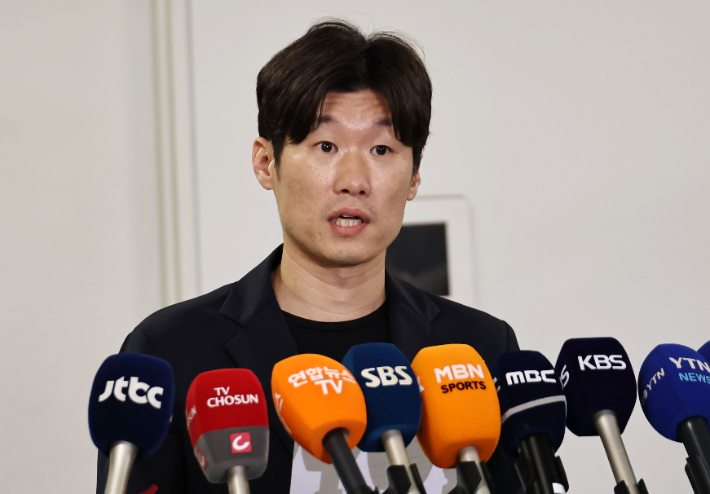 박지성 K-축구 혁신위원회 공동위원장이 지난 27일 서울 종로구 국립현대미술관 서울관에서 열린 'K-축구 혁신위원회 4차 회의'를 마치고 나와 브리핑을 하고 있다. 연합뉴스