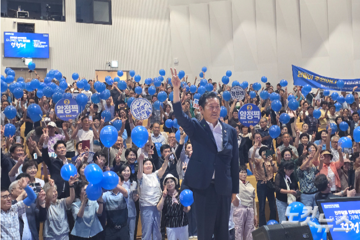 민주당 정청래 당대표 후보가 28일 전주대 JJ아트홀에서 열린 전국여성비전포럼의 '결의대회 및 검찰개혁 완수·당원주권 승리를 위한 강연회'에서 당원들과 승리를 기원하는 퍼포먼스를 하고 있다. 최명국 기자